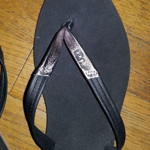 UGG Shoes - Ugg Flip flops. Sz 8-9 UGG Shoes - Ugg Flip flops. Sz 8-9